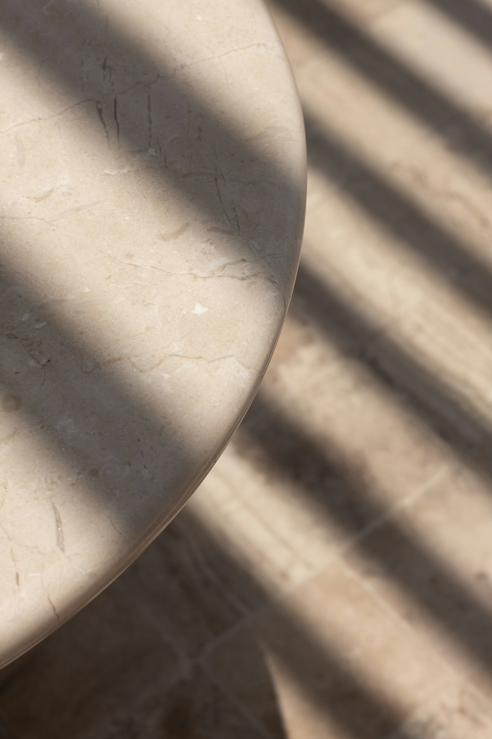 Détail d’une table en travertin dans la lumière