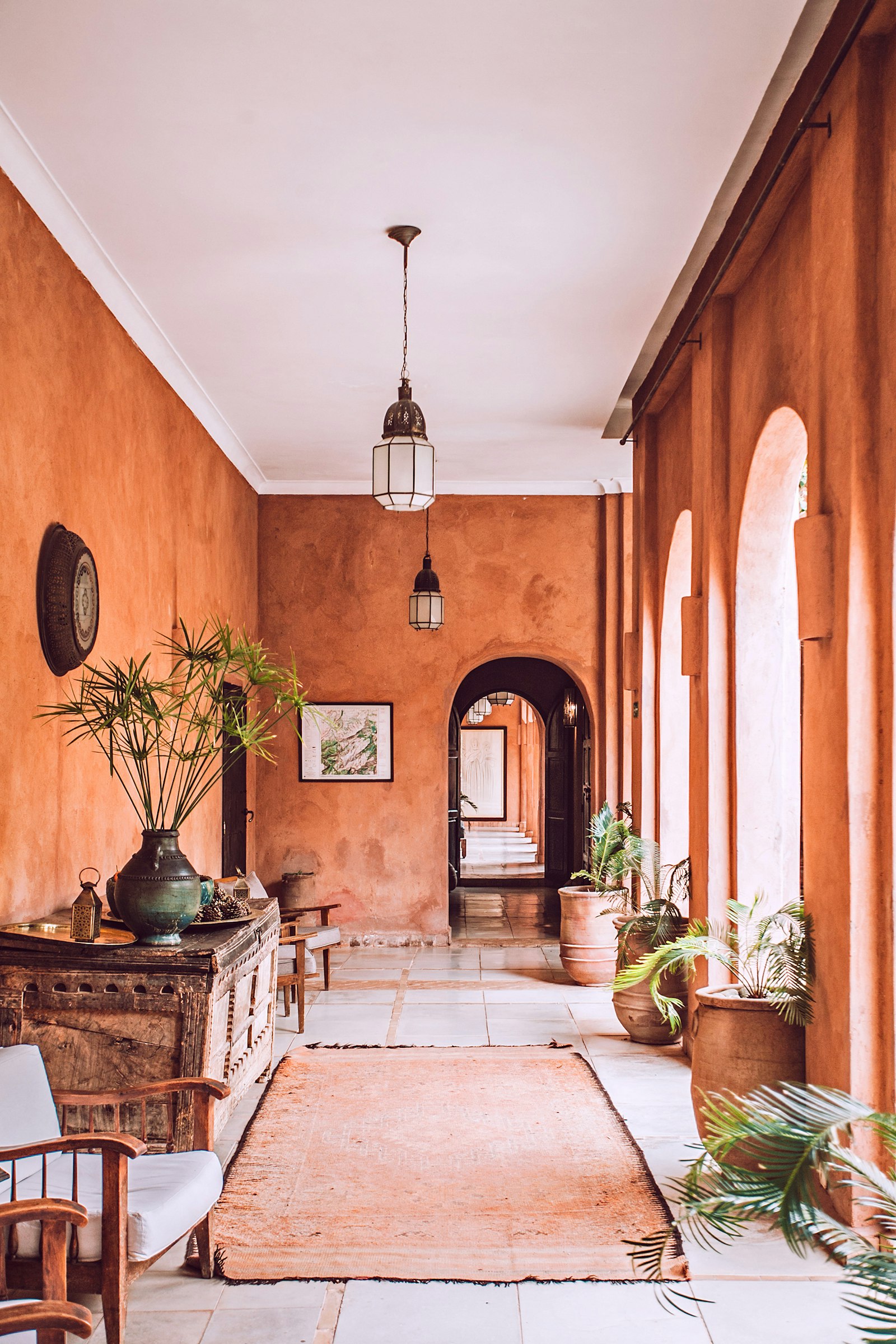 Galerie aux murs terracotta et arches
